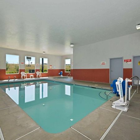 Super 8 By Wyndham Roseburg Hotell Exteriör bild