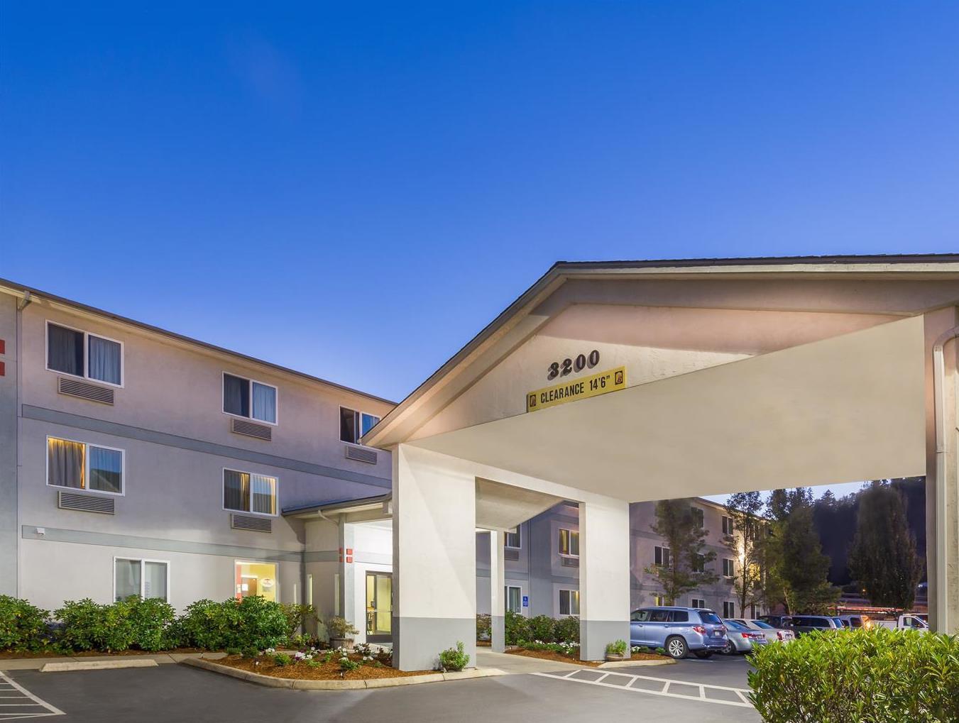 Super 8 By Wyndham Roseburg Hotell Exteriör bild