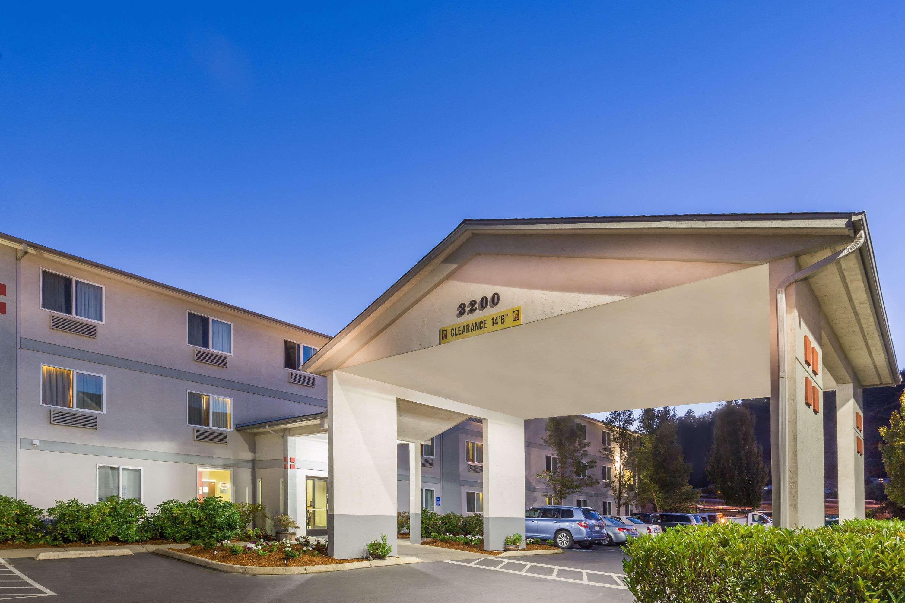 Super 8 By Wyndham Roseburg Hotell Exteriör bild