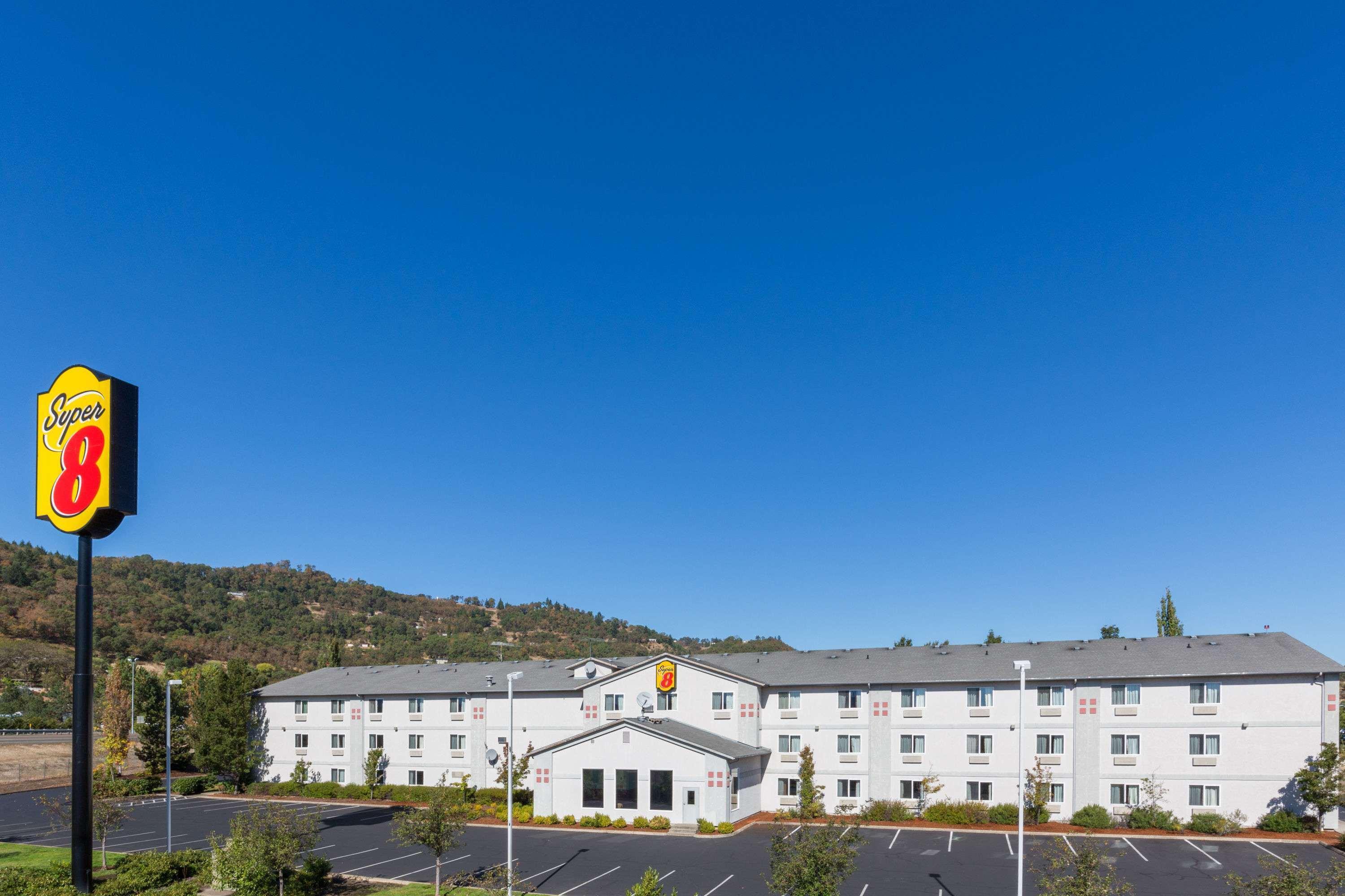 Super 8 By Wyndham Roseburg Hotell Exteriör bild