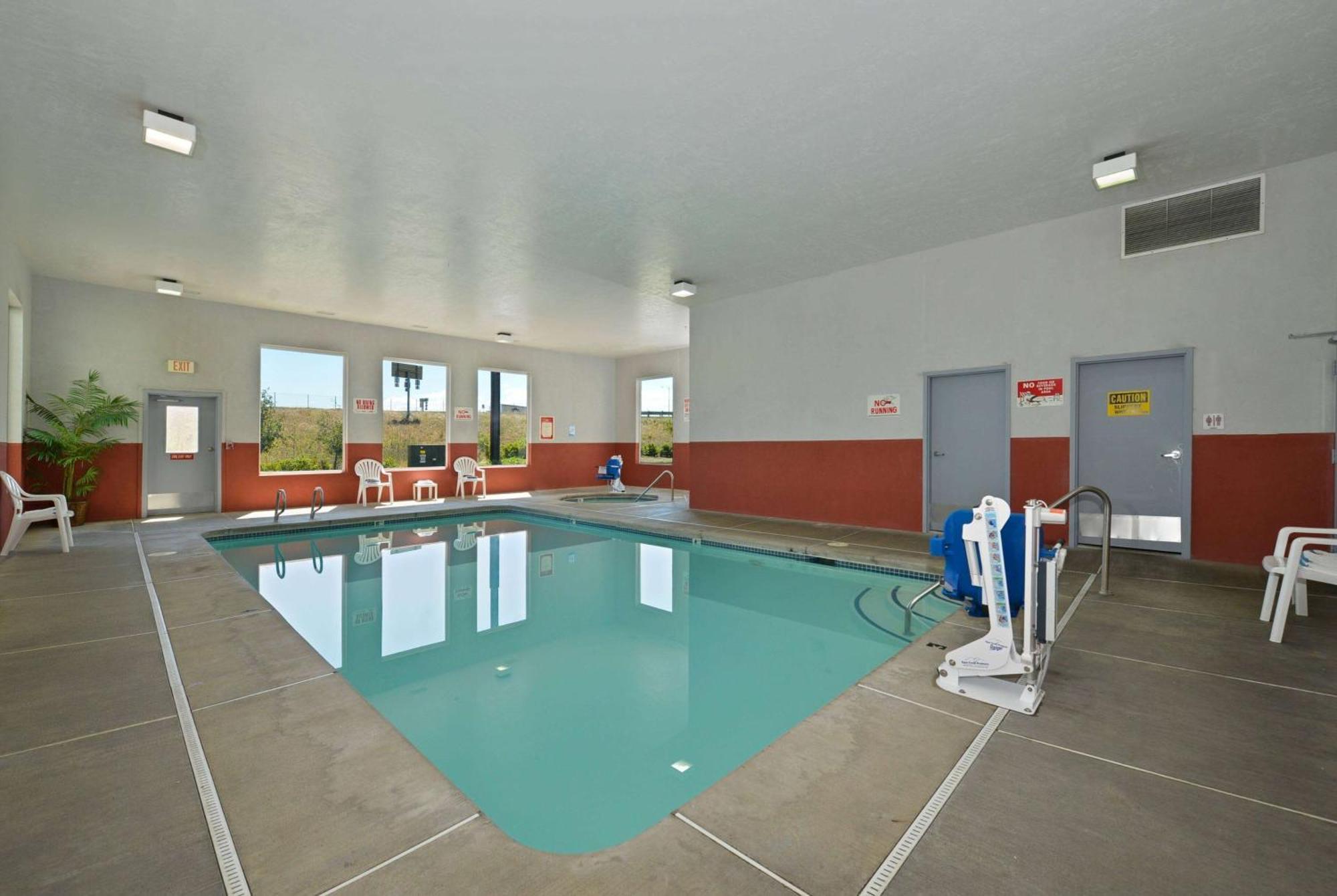 Super 8 By Wyndham Roseburg Hotell Exteriör bild