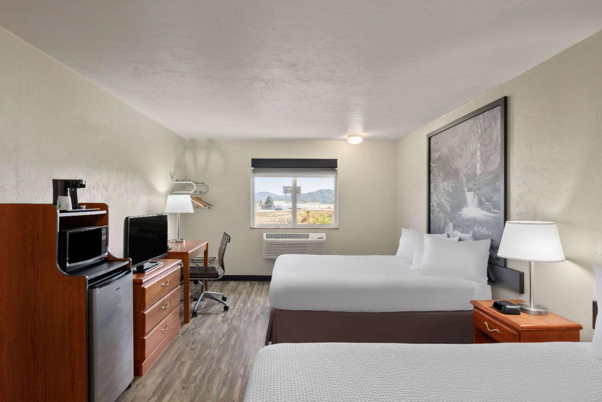 Super 8 By Wyndham Roseburg Hotell Exteriör bild