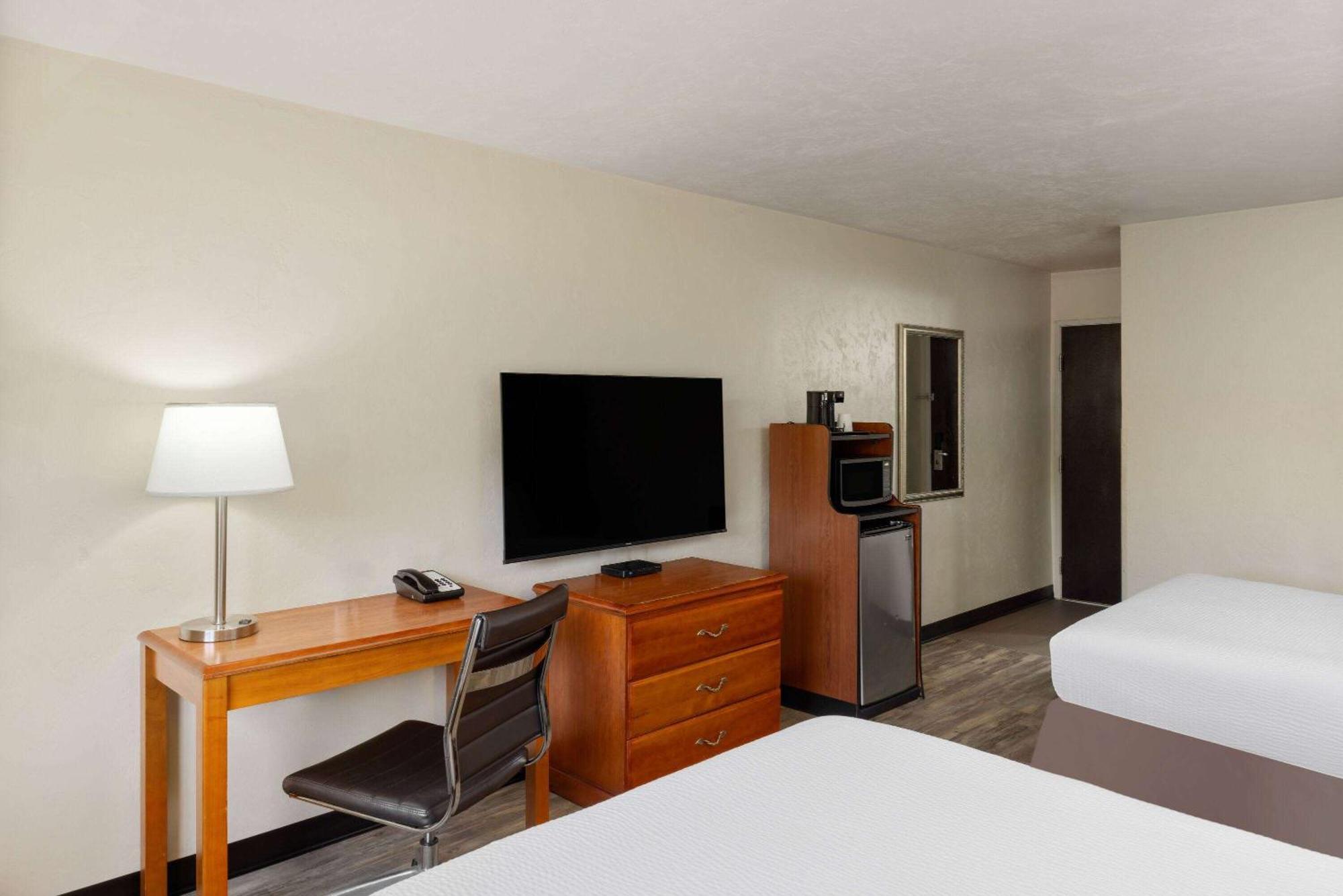 Super 8 By Wyndham Roseburg Hotell Exteriör bild