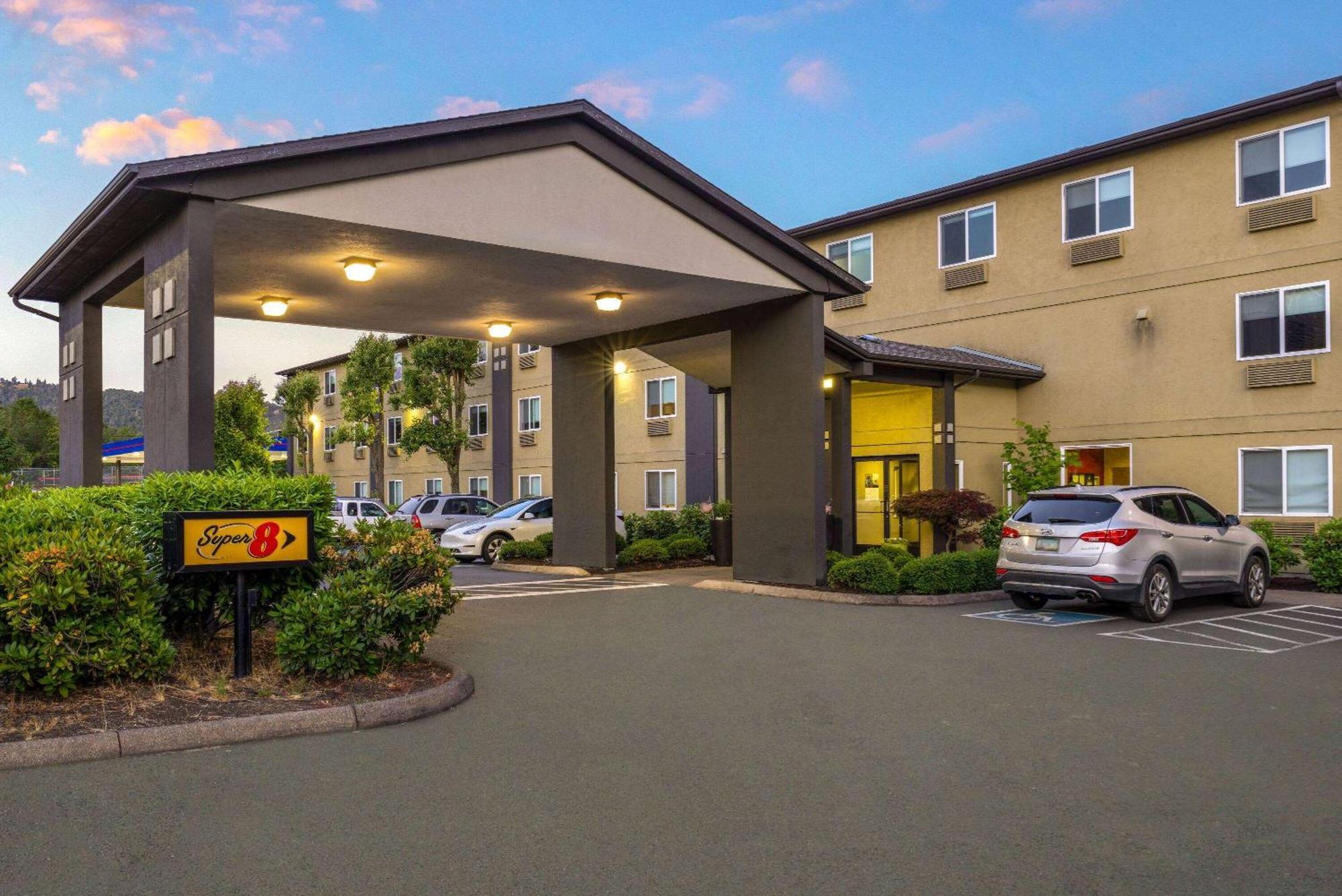 Super 8 By Wyndham Roseburg Hotell Exteriör bild