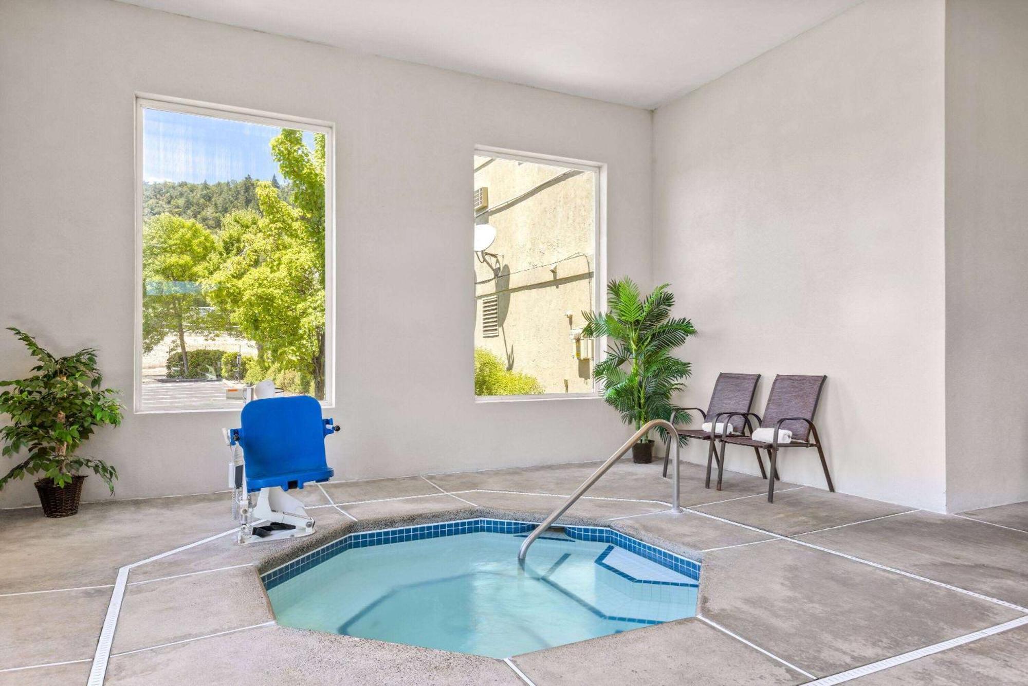 Super 8 By Wyndham Roseburg Hotell Exteriör bild