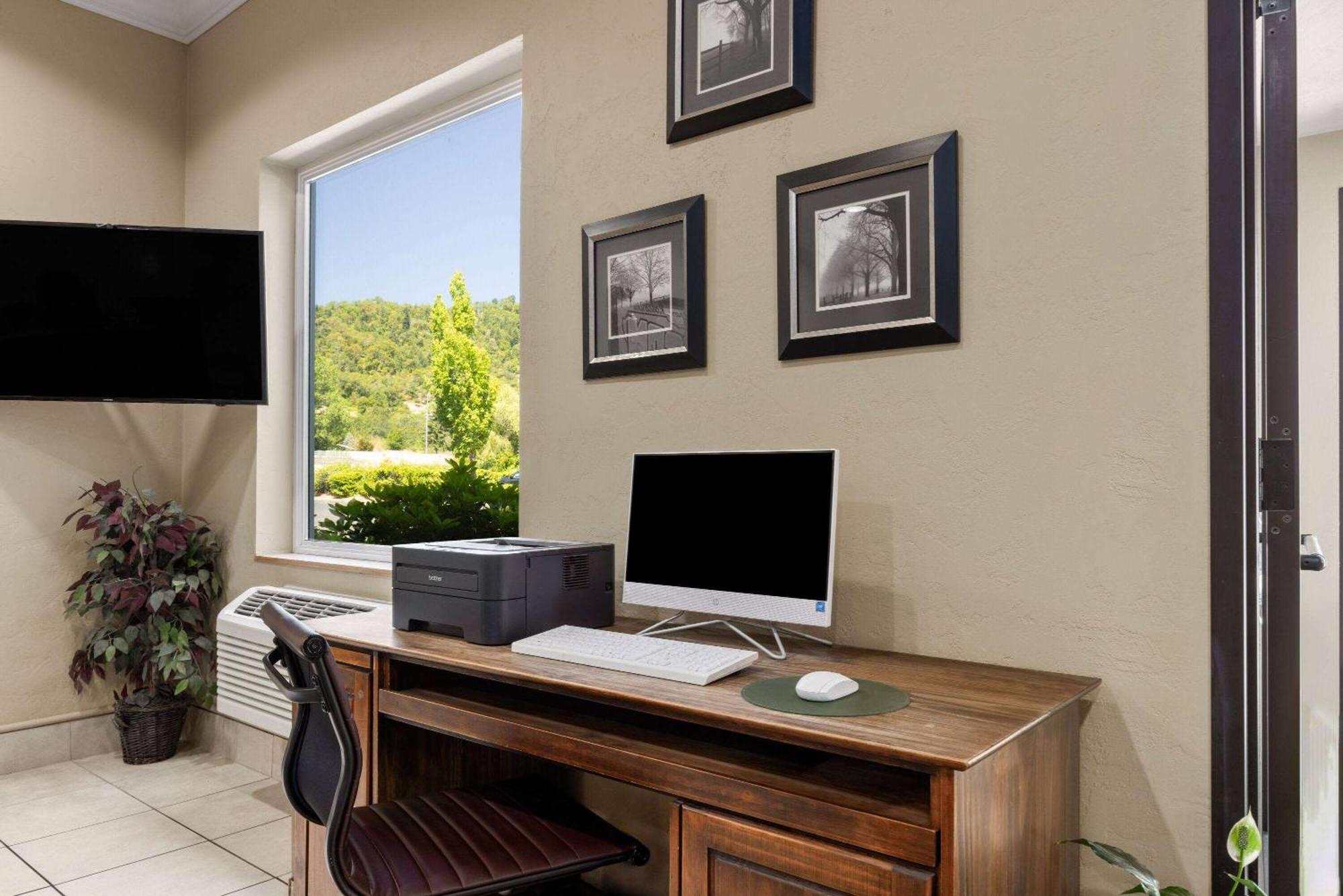 Super 8 By Wyndham Roseburg Hotell Exteriör bild