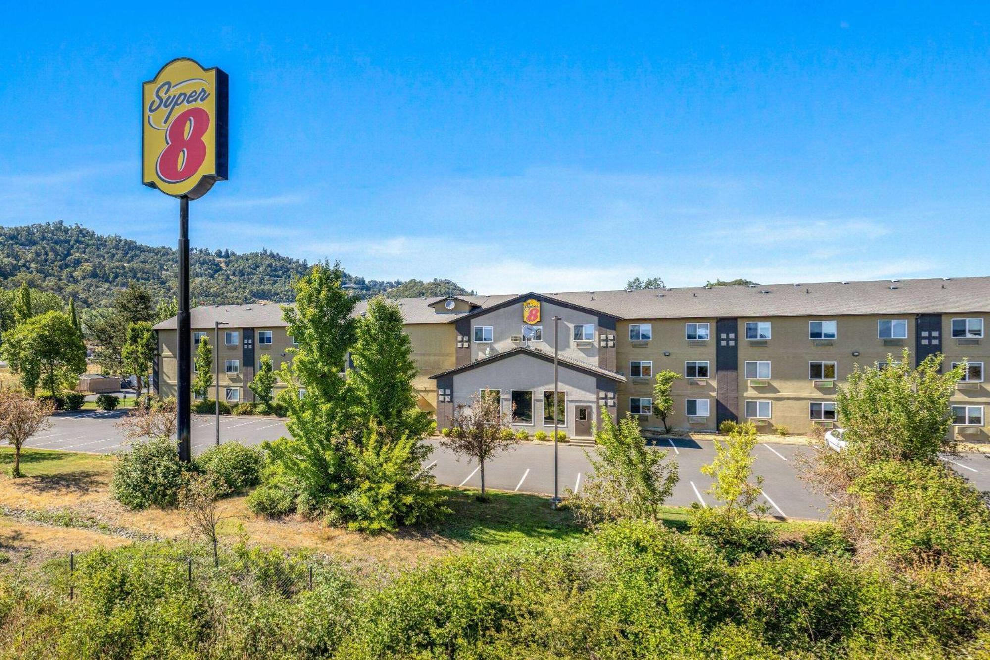 Super 8 By Wyndham Roseburg Hotell Exteriör bild