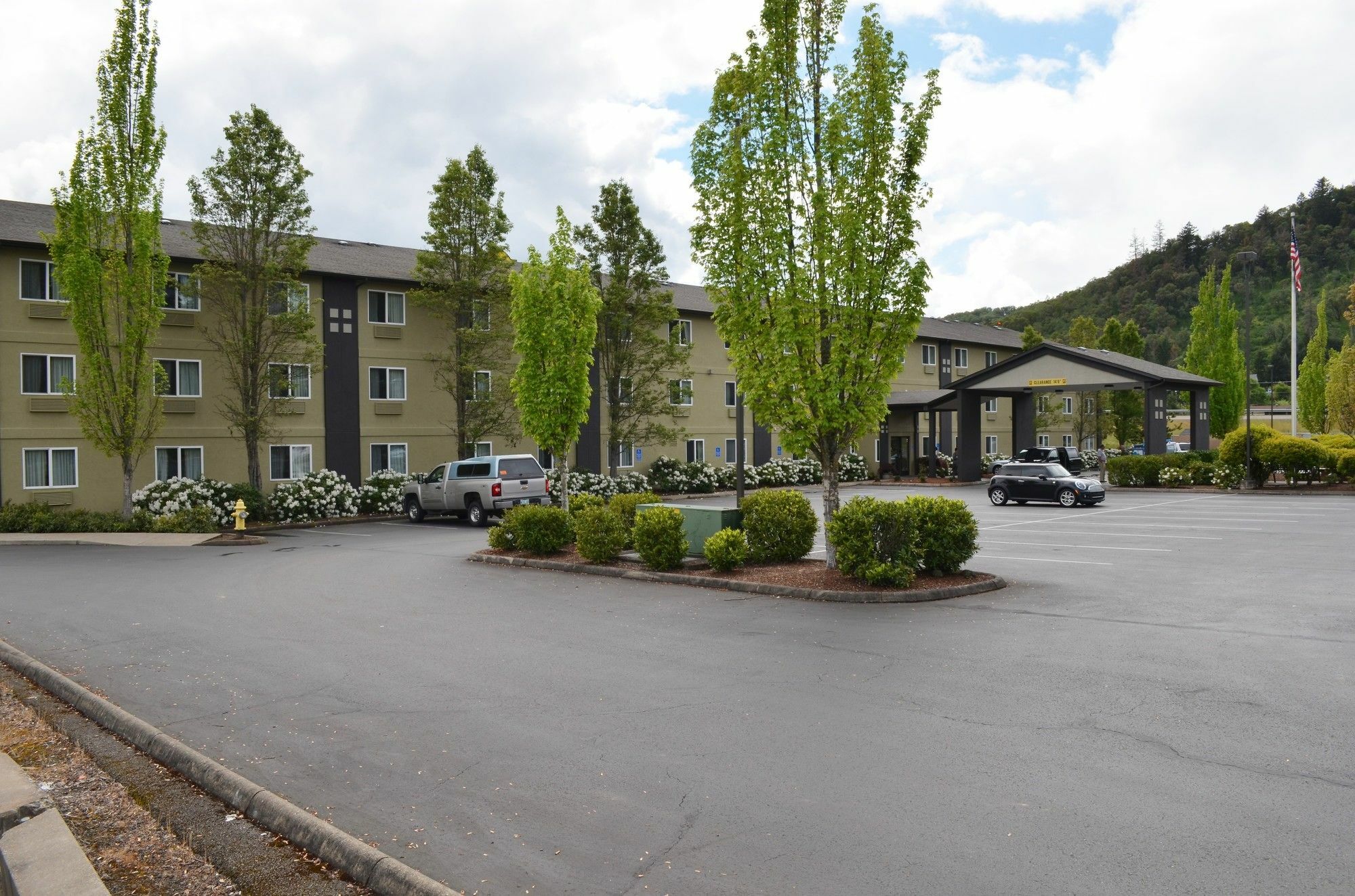 Super 8 By Wyndham Roseburg Hotell Exteriör bild