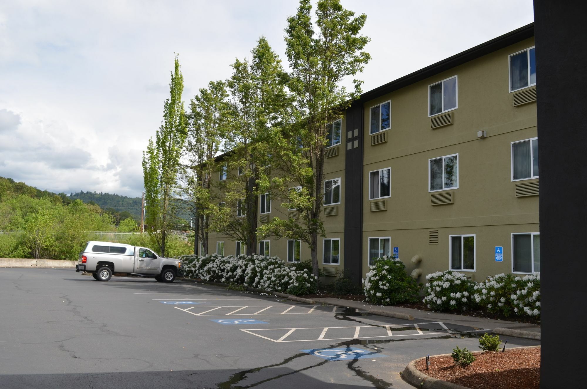 Super 8 By Wyndham Roseburg Hotell Exteriör bild